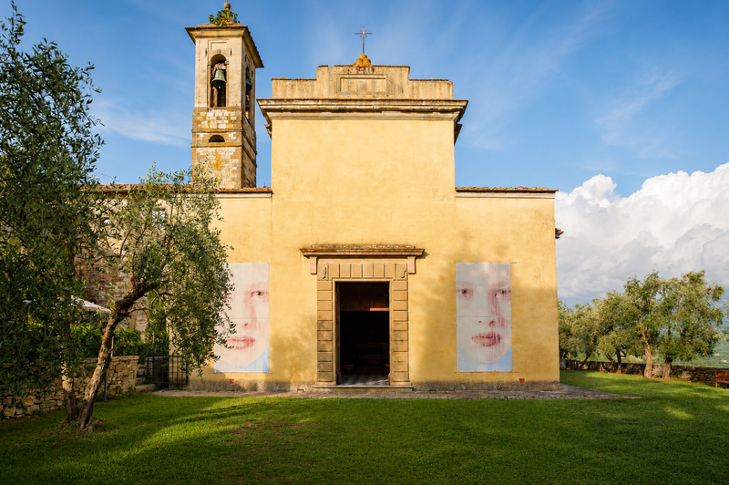 Image from: In Tuscany, this quintessentially Italian medieval village becomes an open-air gallery for several months (and the result is stunning)
