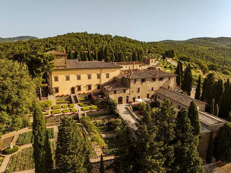 Image from: In Tuscany, this quintessentially Italian medieval village becomes an open-air gallery for several months (and the result is stunning)