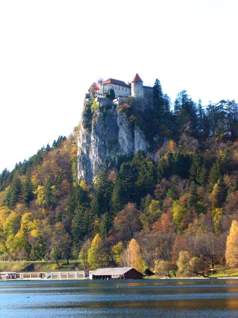 Image from: In Europe, these 10 castles look straight out of a fairy tale (and their views are simply breathtaking!)