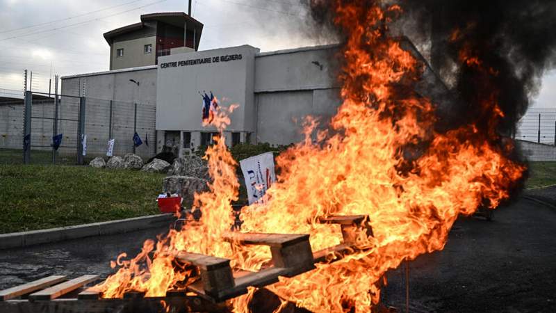 Image from: ‘Like working in a kettle’: France’s overcrowded prisons swelter under historic heatwave