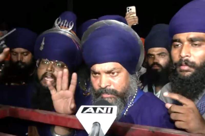 Image from: Nihang jatha stopped at Uttarakhand border, demands action against police officials over Karnaprayag incident