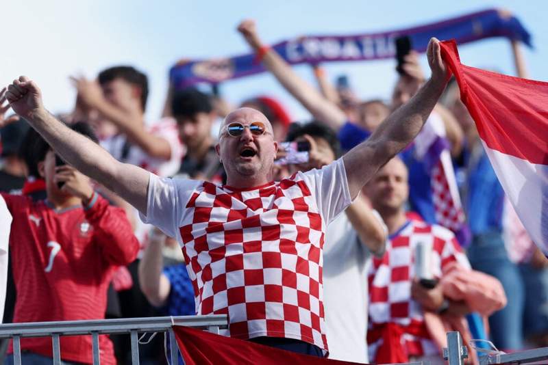 Image from: American couple’s wedding photo shoot taken over by Croatian soccer fans