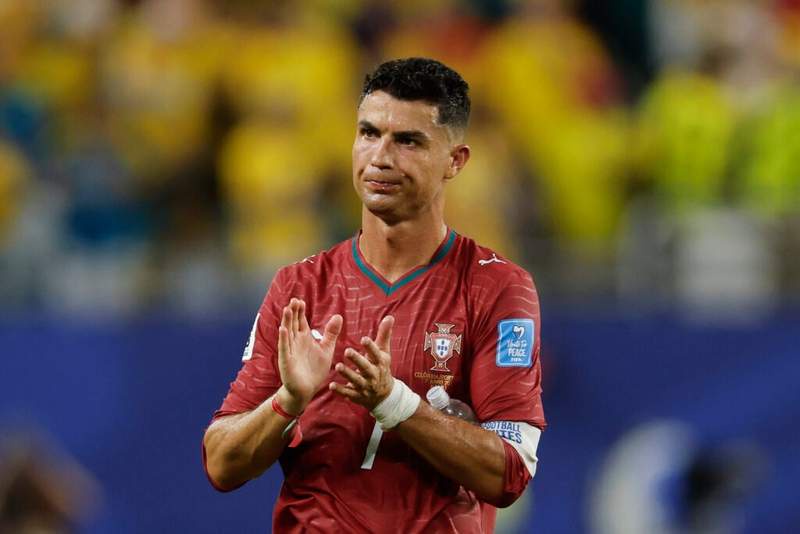 Image from: Chad Johnson wears surprising retro Premier League jersey to meet Cristiano Ronaldo at World Cup