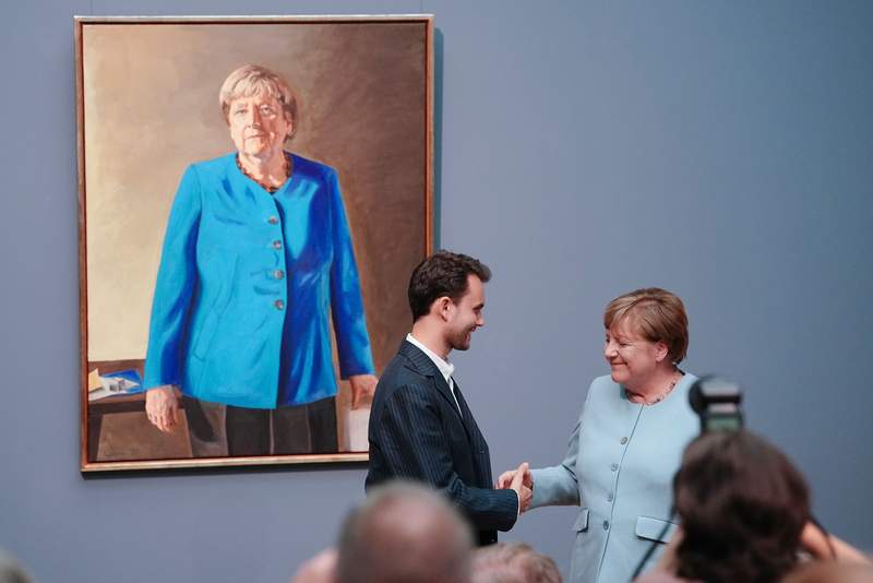 Image from: Merkel portrait for chancellery gallery unveiled at Berlin museum