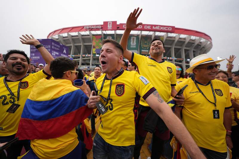 Image from: Mexico v Ecuador kick-off delayed due to adverse weather conditions