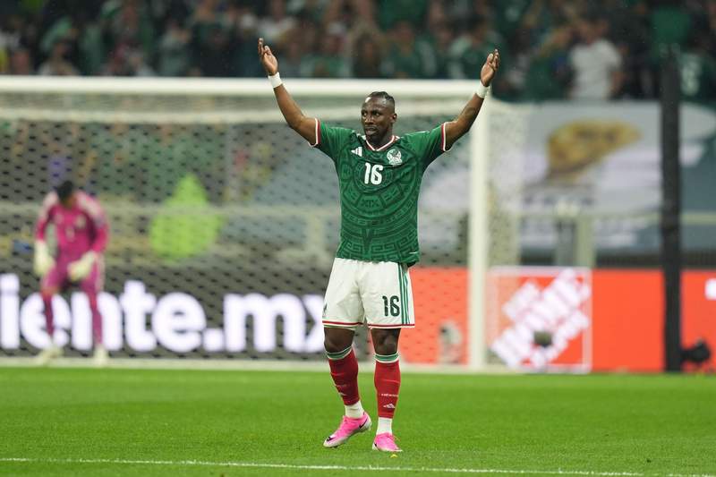 Image from: Mexico delight home fans to reach last 16 with win over Ecuador