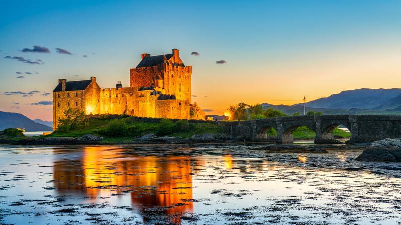 Image from: Are you a fan of Outlander? In Scotland, this castle seems straight out of a fairytale (and it was used as a set!)