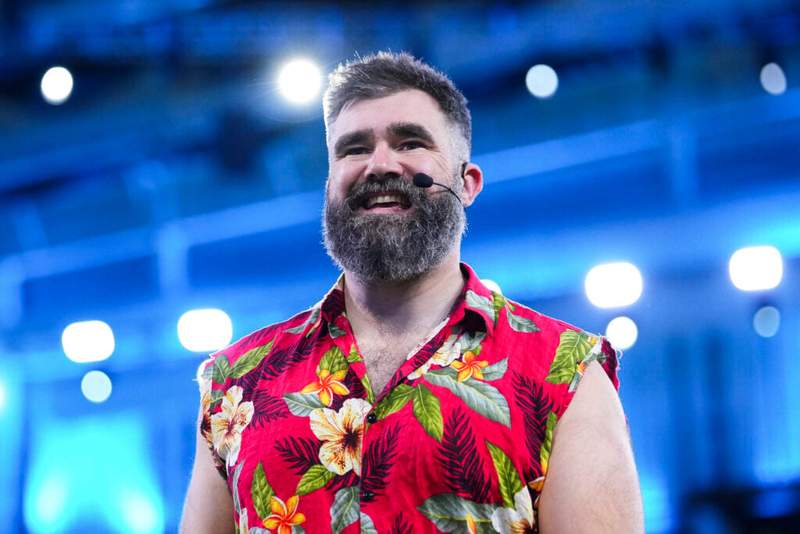 Image from: ‘Somebody help me’ – Jason Kelce left stunned by Folarin Balogun red card in USMNT World Cup clash