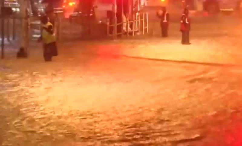 Image from: Mumbai rush-hour chaos: 2 dead as relentless rain triggers deadly collapses, waterlogging