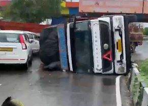 Image from: Mumbai rush-hour chaos: 2 dead as relentless rain triggers deadly collapses, waterlogging