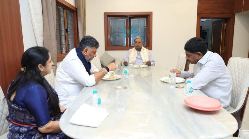 Image from: Karnataka: CM D K Shivakumar with his family visits former CM Siddaramaiah's residence