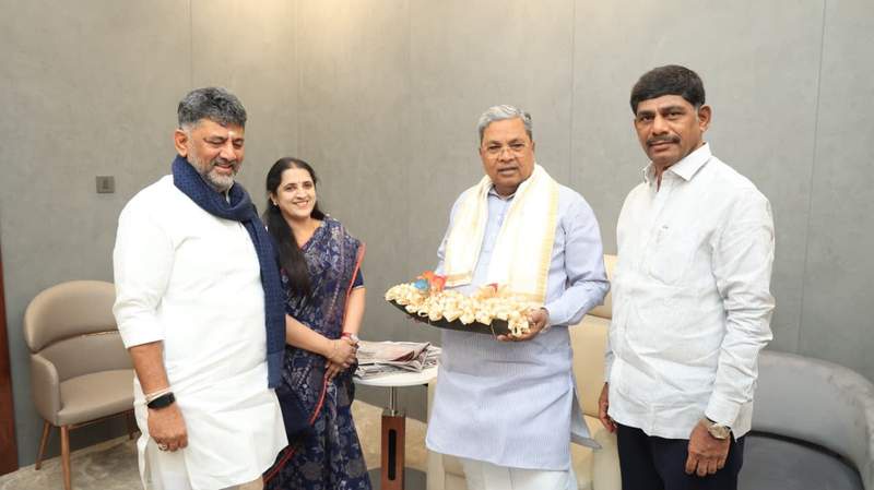 Image from: Karnataka: CM D K Shivakumar with his family visits former CM Siddaramaiah's residence