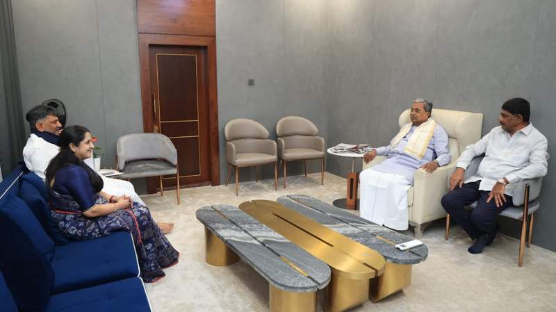 Image from: Karnataka: CM D K Shivakumar with his family visits former CM Siddaramaiah's residence