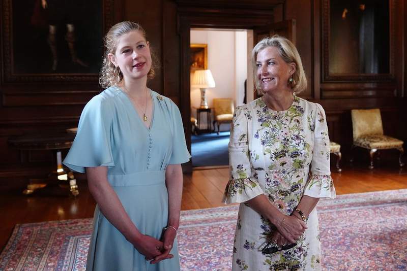 Image from: Lady Louise receives Duke of Edinburgh award from Prince Edward as Sophie watches on proudly