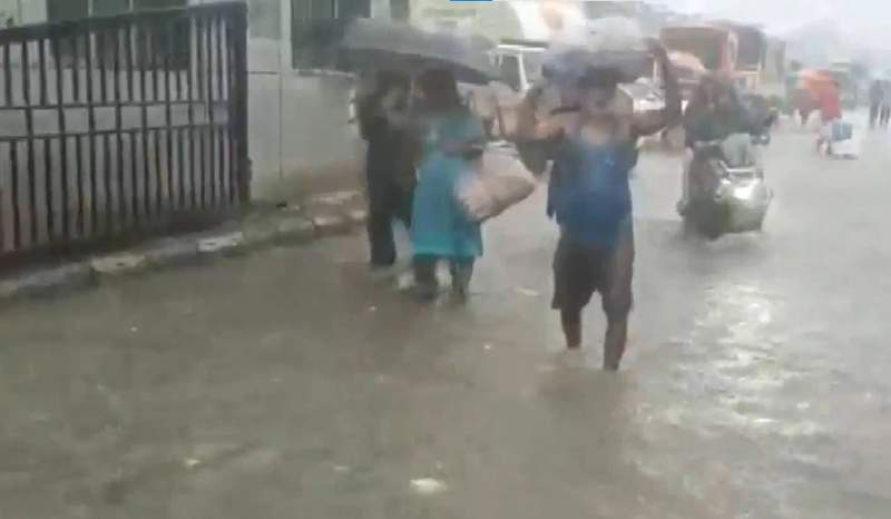 Image from: Mumbai: City life remains normal as light rain lashes parts of city amid 'Red Alert' for heavy showers
