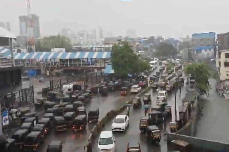 Image from: Mumbai: City life remains normal as light rain lashes parts of city amid 'Red Alert' for heavy showers