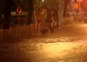 Image from: Mumbai: City life remains normal as light rain lashes parts of city amid 'Red Alert' for heavy showers