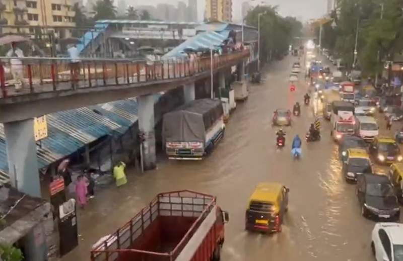 Image from: IMD issues red alert in Mumbai, Thane amid heavy downpour; Ram Mandir area records 206.5 mm rainfall