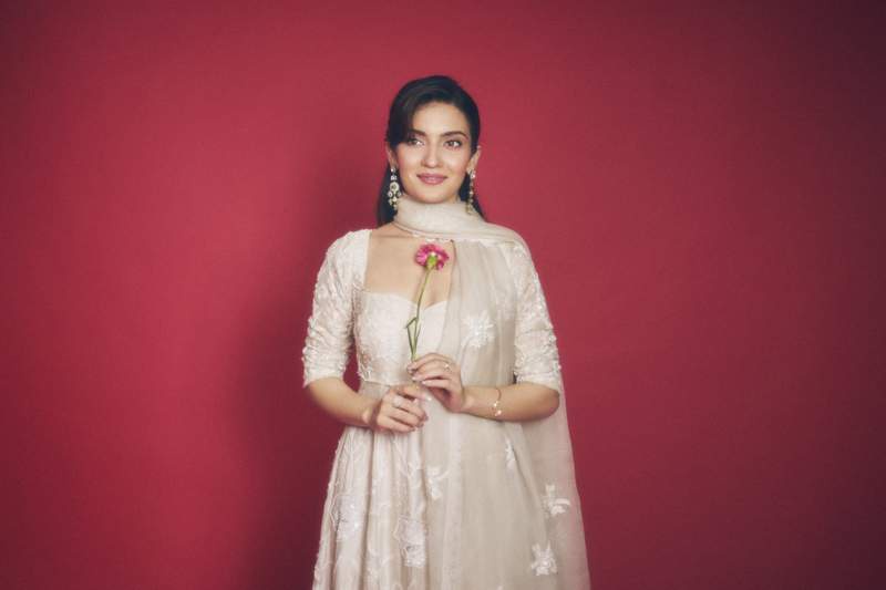 Image from: Pratibha Ranta, Sara Arjun to Aneet Padda: New-age stars who can effortlessly ace the old-Indian traditional wardrobe in white