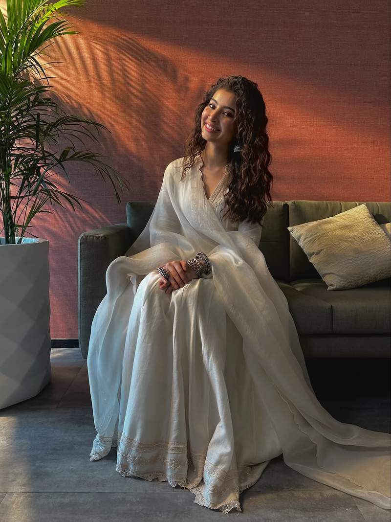 Image from: Pratibha Ranta, Sara Arjun to Aneet Padda: New-age stars who can effortlessly ace the old-Indian traditional wardrobe in white