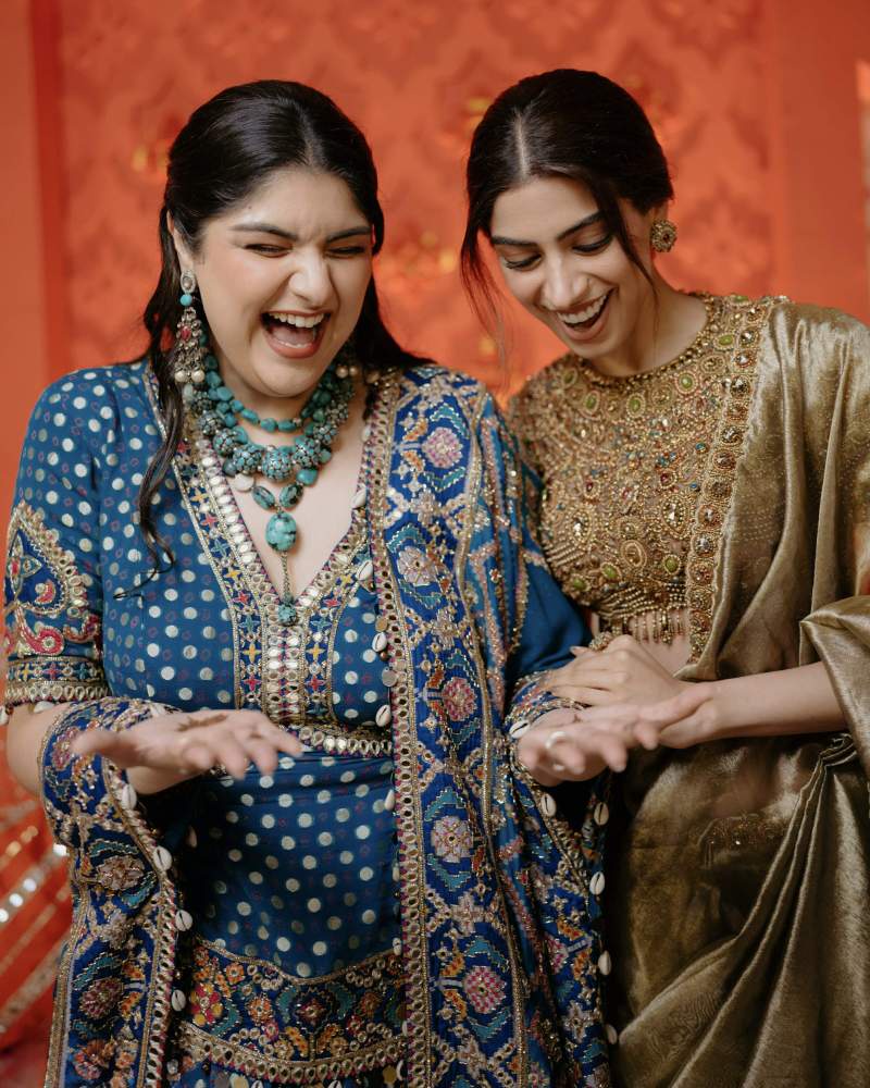 Image from: Mehendi Hai Rachnewali…