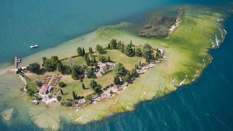 Image from: ‘It looks like the Caribbean’: in Italy, this is the hidden oasis of Lake Garda (it’s nestled in the Mediterranean)