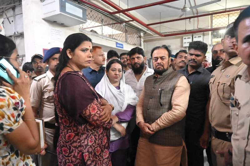 Image from: Mumbai: Six dead as Shanties collapse in Mankhurd amid heavy rains