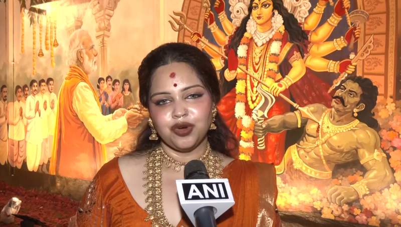 Image from: Kolkata's Chorbagan Sarbojonin Durga Puja Committee unveils wall mural of PM Modi performing aarti