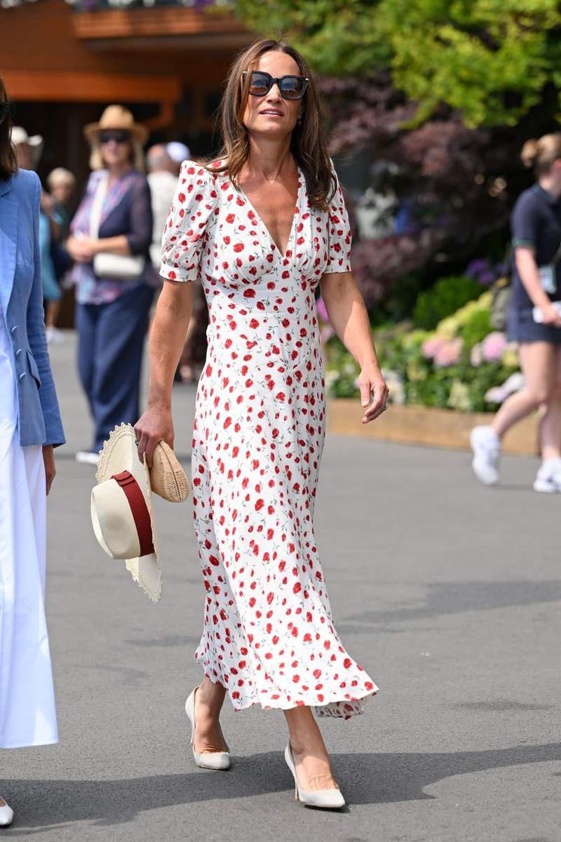 Image from: Pippa and Carole Middleton make glamorous entrance at Wimbledon