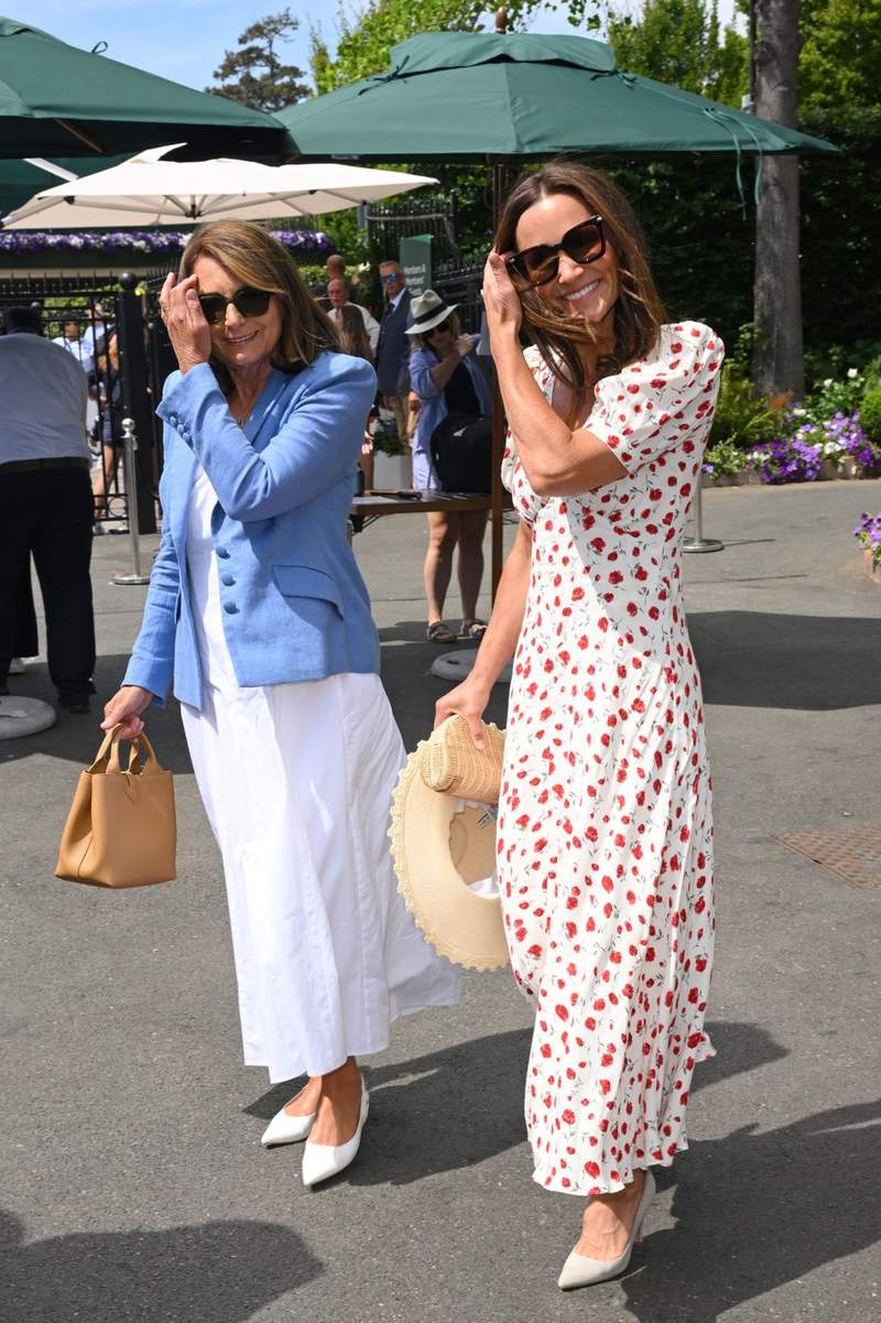 Image from: Pippa and Carole Middleton make glamorous entrance at Wimbledon