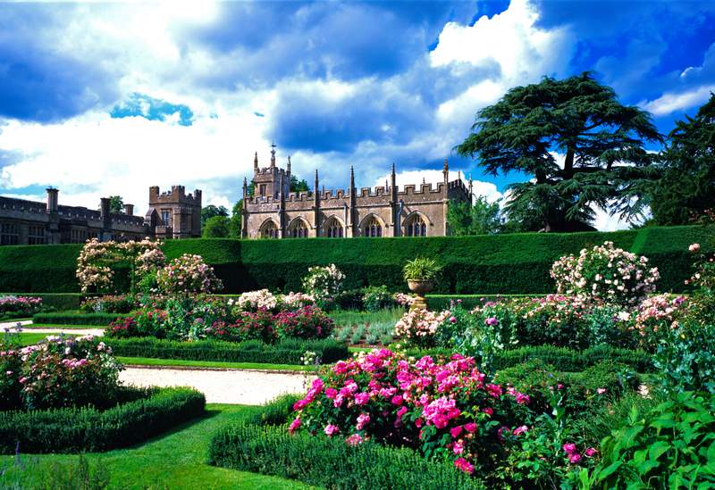 Image from: This historic castle in the Cotswolds with stunning gardens is the most beautiful in England
