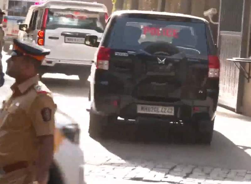 Image from: Maharashtra CM Devendra Fadnavis reaches Asha Bhosle's residence after singer's demise