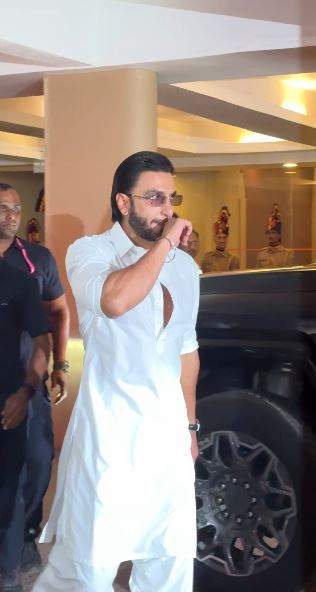 Image from: Ranveer Singh pays his last respects to Asha Bhosle