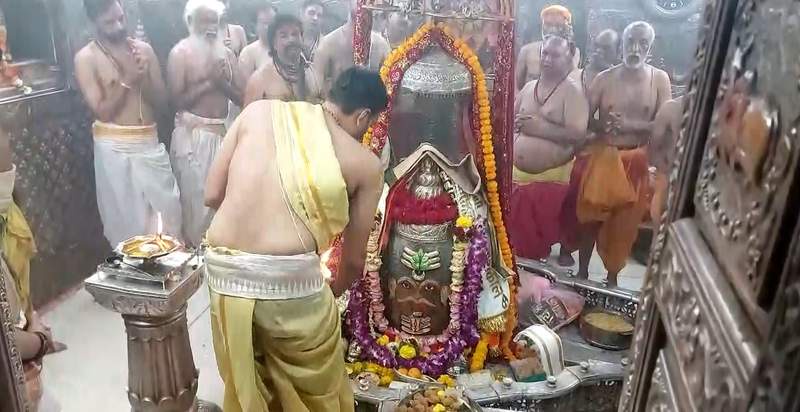 Image from: Milind Soman, Ankita Konwar offer prayers at Mahakaleshwar Temple in Ujjain