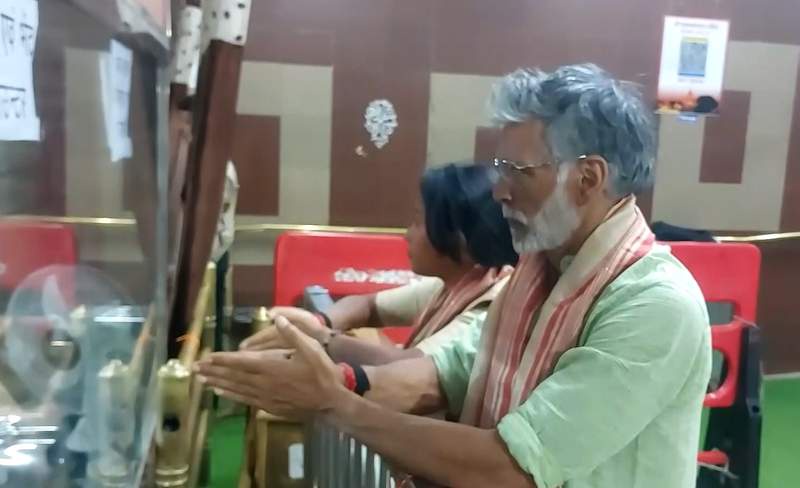 Image from: Milind Soman, Ankita Konwar offer prayers at Mahakaleshwar Temple in Ujjain