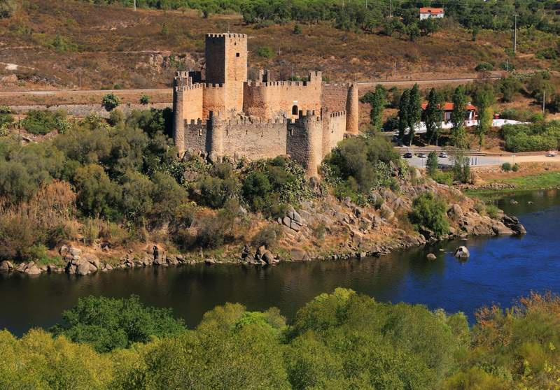 Image from: In Portugal, this stunning 12th-century castle once served as a fortress for the Knights Templar