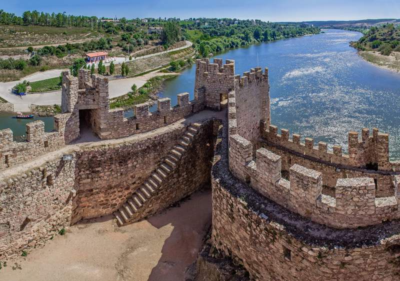 Image from: In Portugal, this stunning 12th-century castle once served as a fortress for the Knights Templar