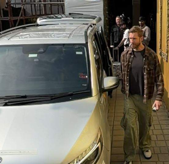 Image from: Calvin Harris poses for paps at Mumbai airport
