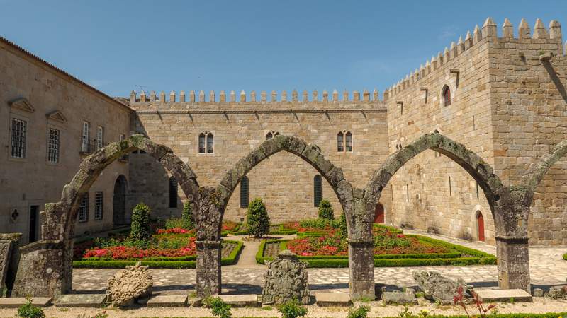 Image from: In Portugal, this magnificient cathedral dating back to the 11th century is the oldest in the country