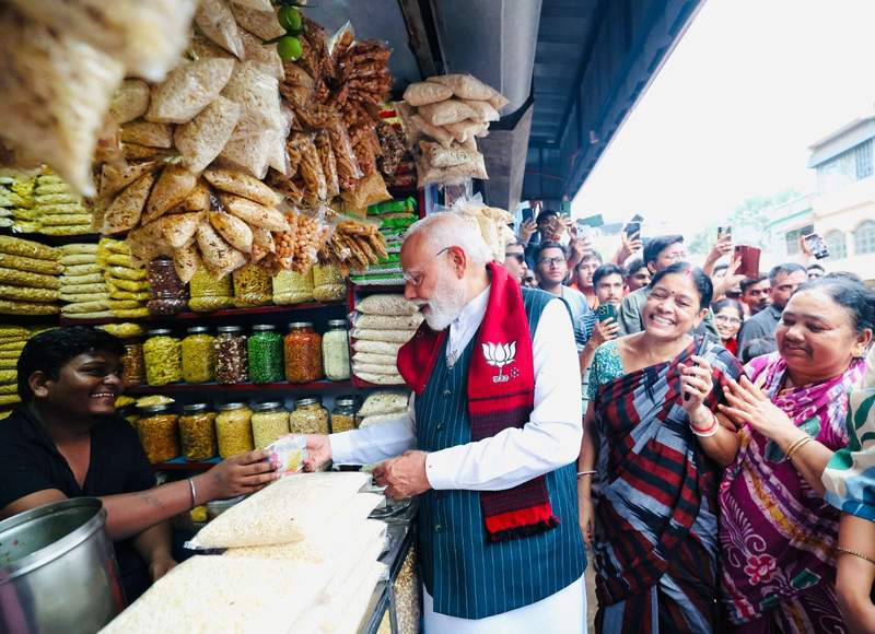 Image from: PM Modi relishes "Jhalmuri" after marathon Bengal rally blitz; distributes snack to locals