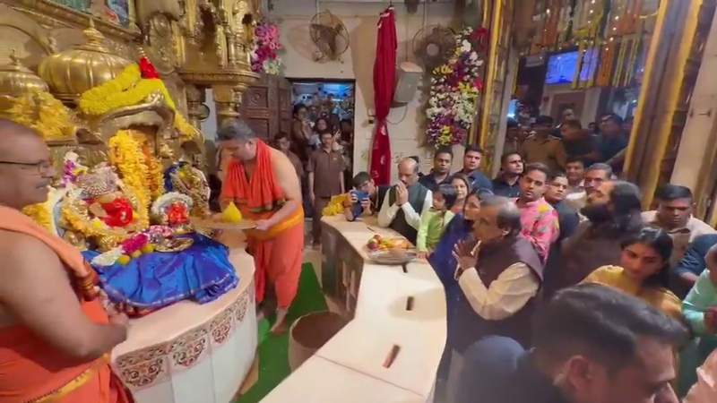 Image from: Mukesh Ambani offers prayers at Siddhivinayak temple with family on birthday
