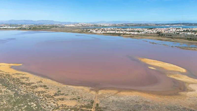 Image from: Astronaut Captures Rare Pink Heart Lake in Argentina from Space That Turns Brighter as the Water Disappears