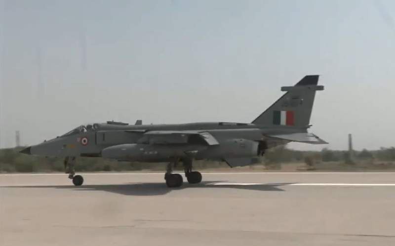 Image from: Expressway to readiness: IAF fighter jets conduct precision drills on Purvanchal Highway