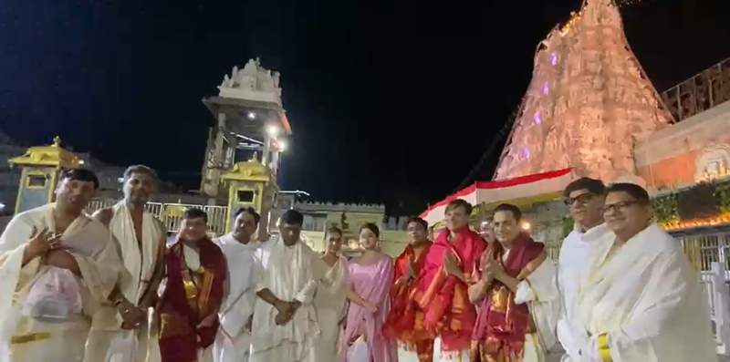 Image from: Vivek Oberoi, Shamita Shetty offer prayers at Sri Venkateswara Swamy Temple in Tirumala