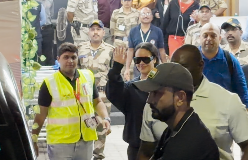 Image from: Singer Rihanna arrives in Mumbai, greets fans