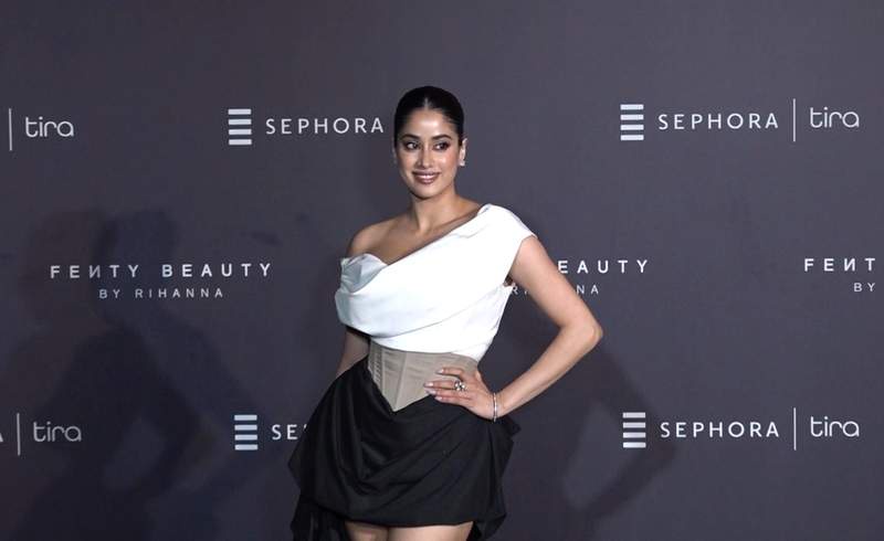 Image from: Isha Ambani poses with Rihanna at Fenty Beauty launch bash in Mumbai; Janhvi Kapoor turns heads
