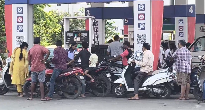 Image from: "Companies not able to supply oil properly:" Andhra Petroleum Association flags diesel shortage, long queues at fuel stations