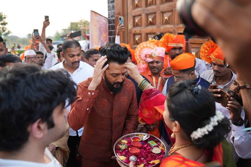 Image from: Riteish, Genelia seek blessings at Chhatrapati Shivaji Maharaj Temple in Bhiwandi