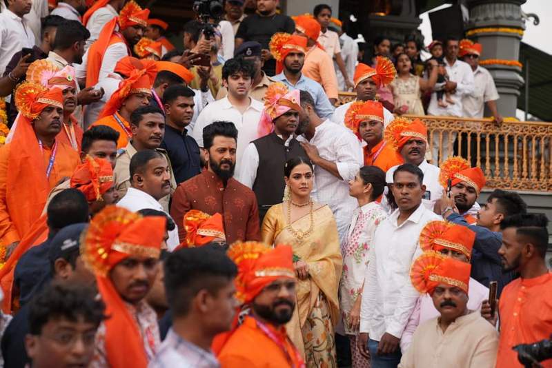 Image from: Riteish, Genelia seek blessings at Chhatrapati Shivaji Maharaj Temple in Bhiwandi