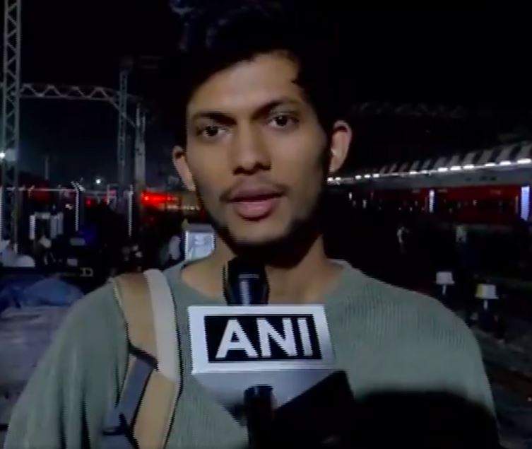 Image from: Mumbai-Solapur Vande Bharat Express derails at Pune station; all passengers safe